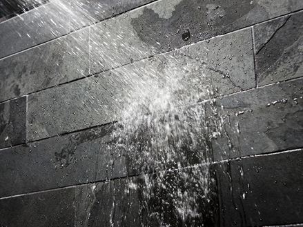 Natursteinfliesen im Bad | jonastone